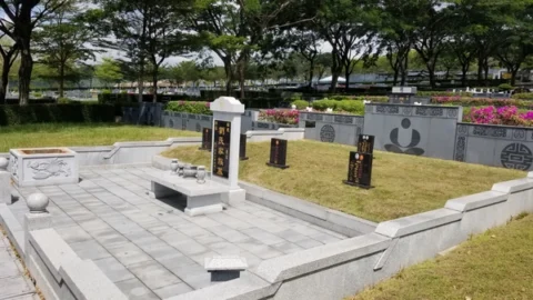 Vì sao cần ghi thông tin trên bia mộ đá?