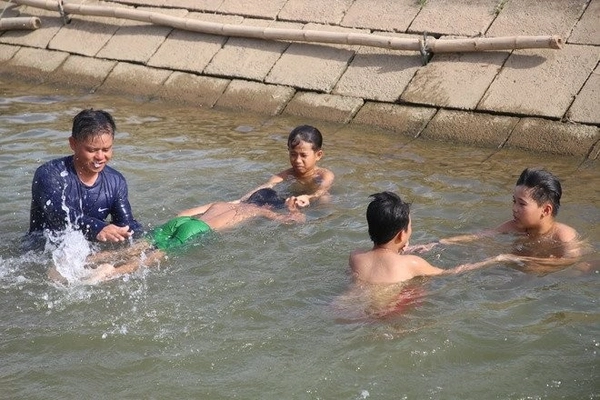 Không nên bơi lội