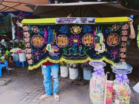 Bức trướng đám ma là gì?