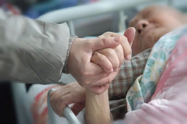 Thay đổi huyết áp là dấu hiệu người già sắp chết