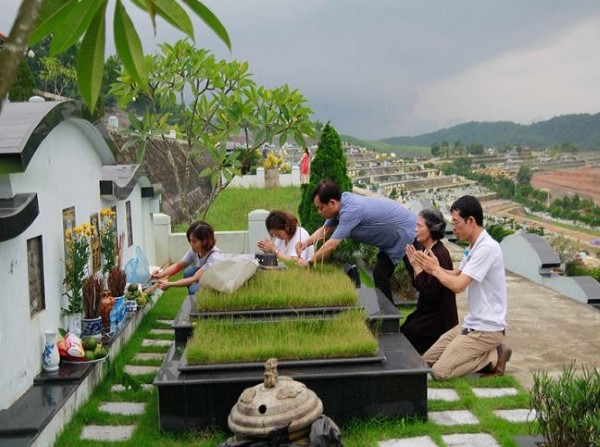 Có nên đi thăm mộ thường xuyên không?