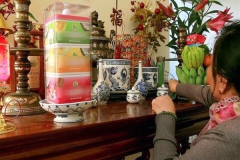 Chuẩn bị đồ lễ an vị bát hương